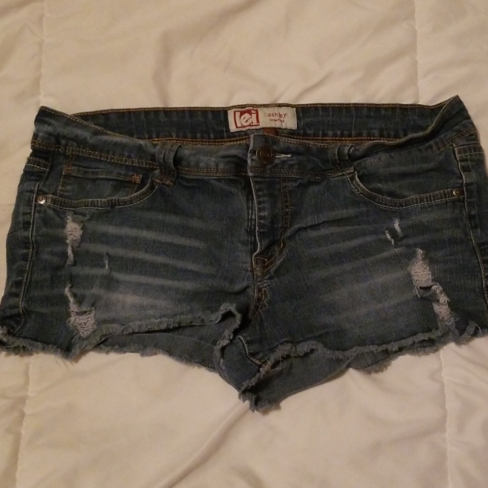 l.e.i. ashley low rise jean shorts